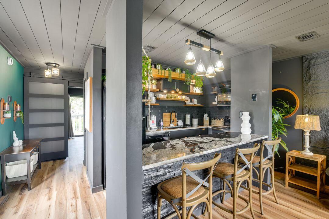Image 2: Bar hallway