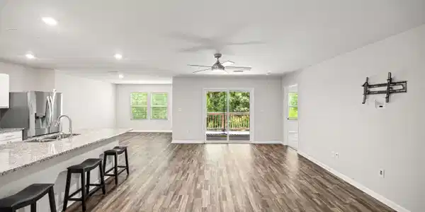 Image 4: Living Room