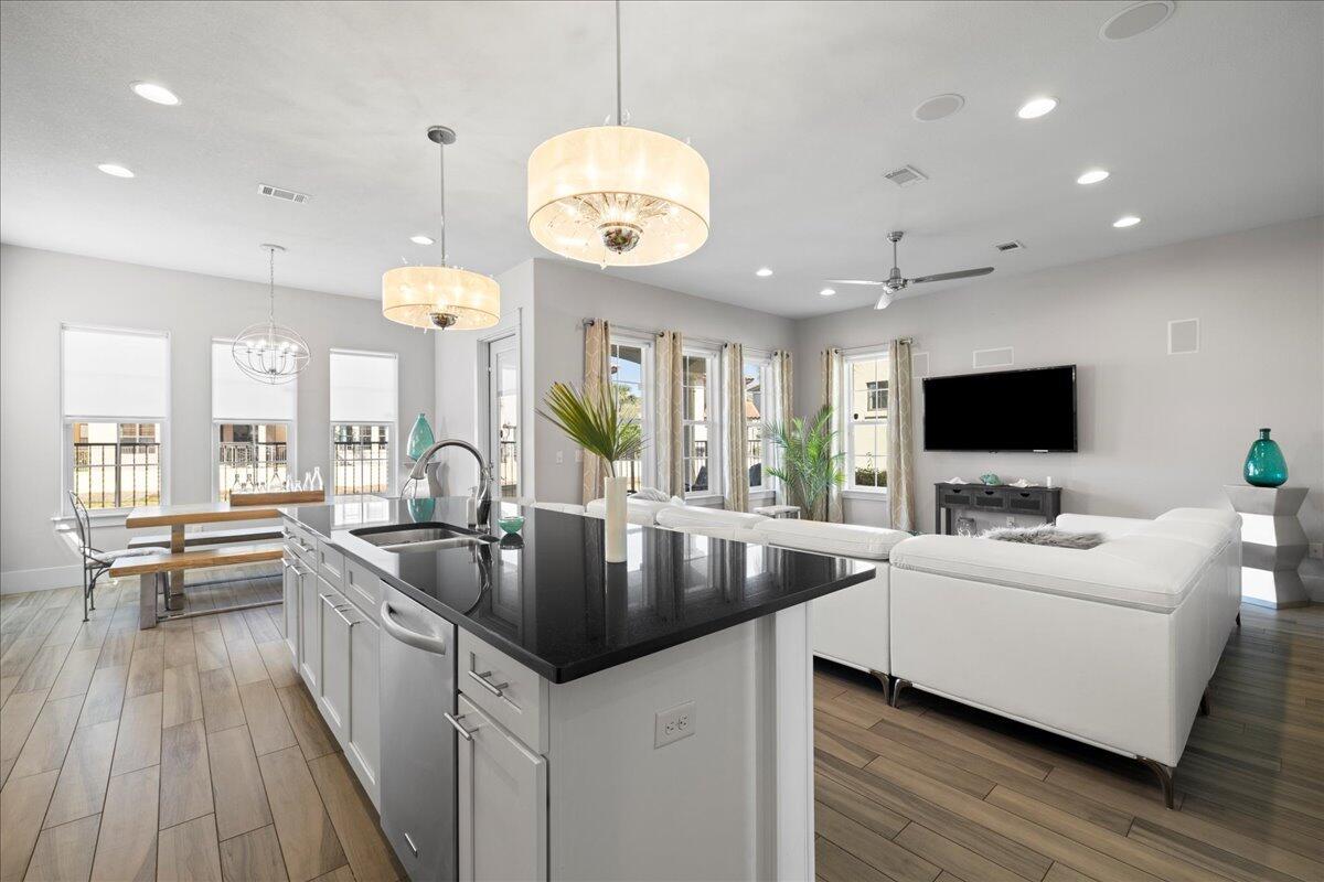 Image 3: Kitchen Island