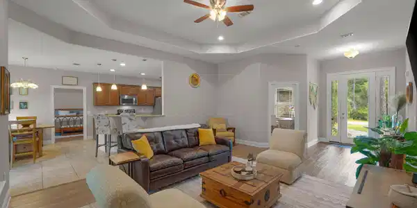 Image 3: Living Room