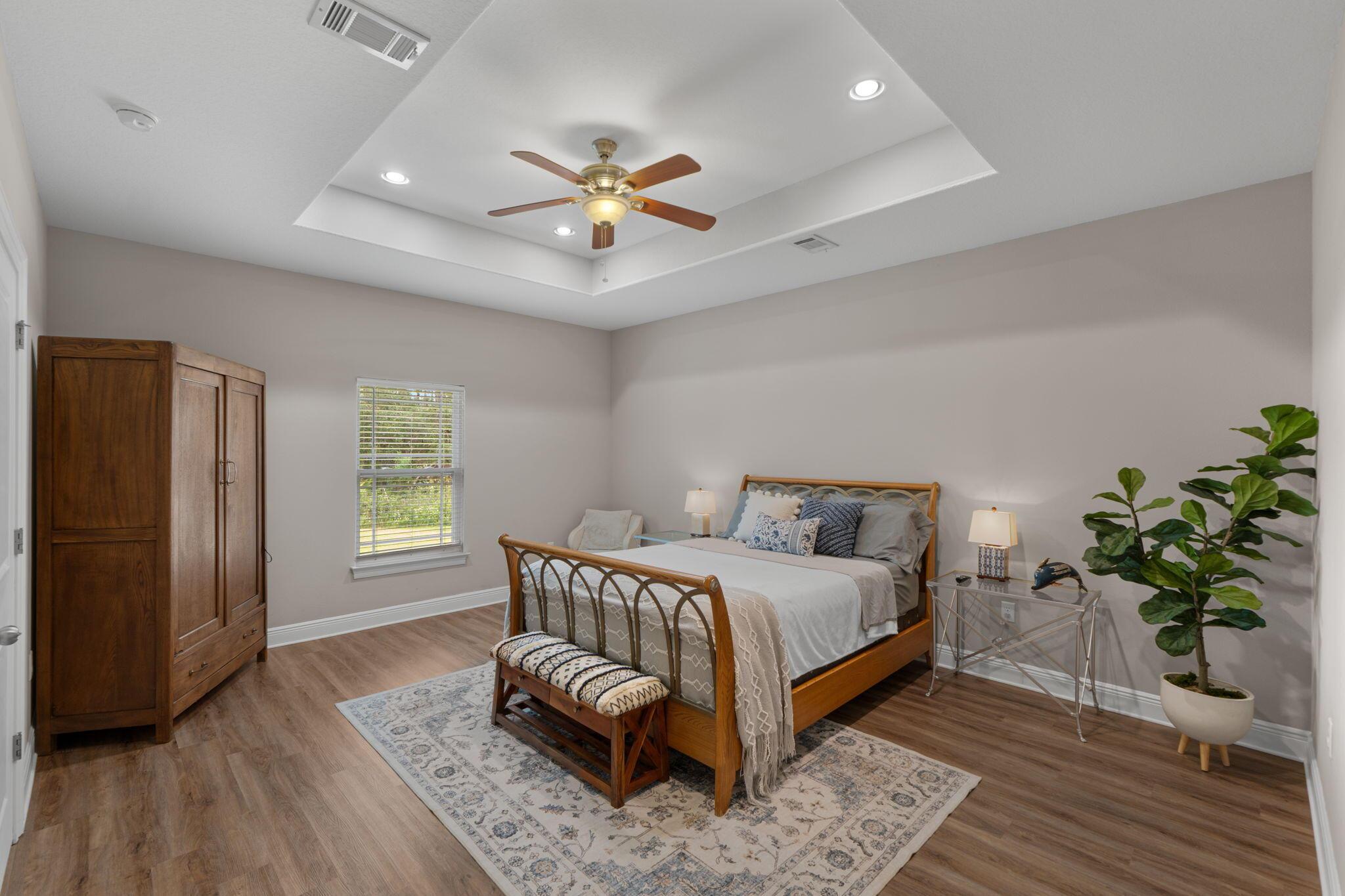 Image 4: Master bedroom