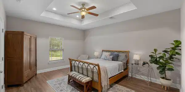 Image 4: Master bedroom