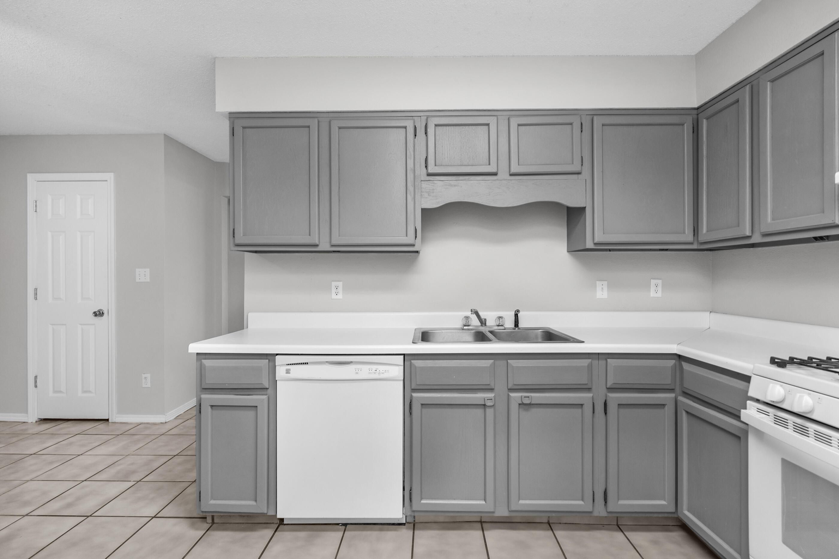 Image 3: Kitchen2