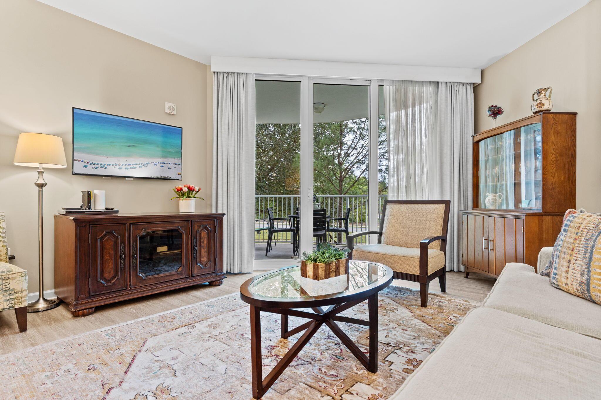 Image 1: Living Area with Natural Lighting