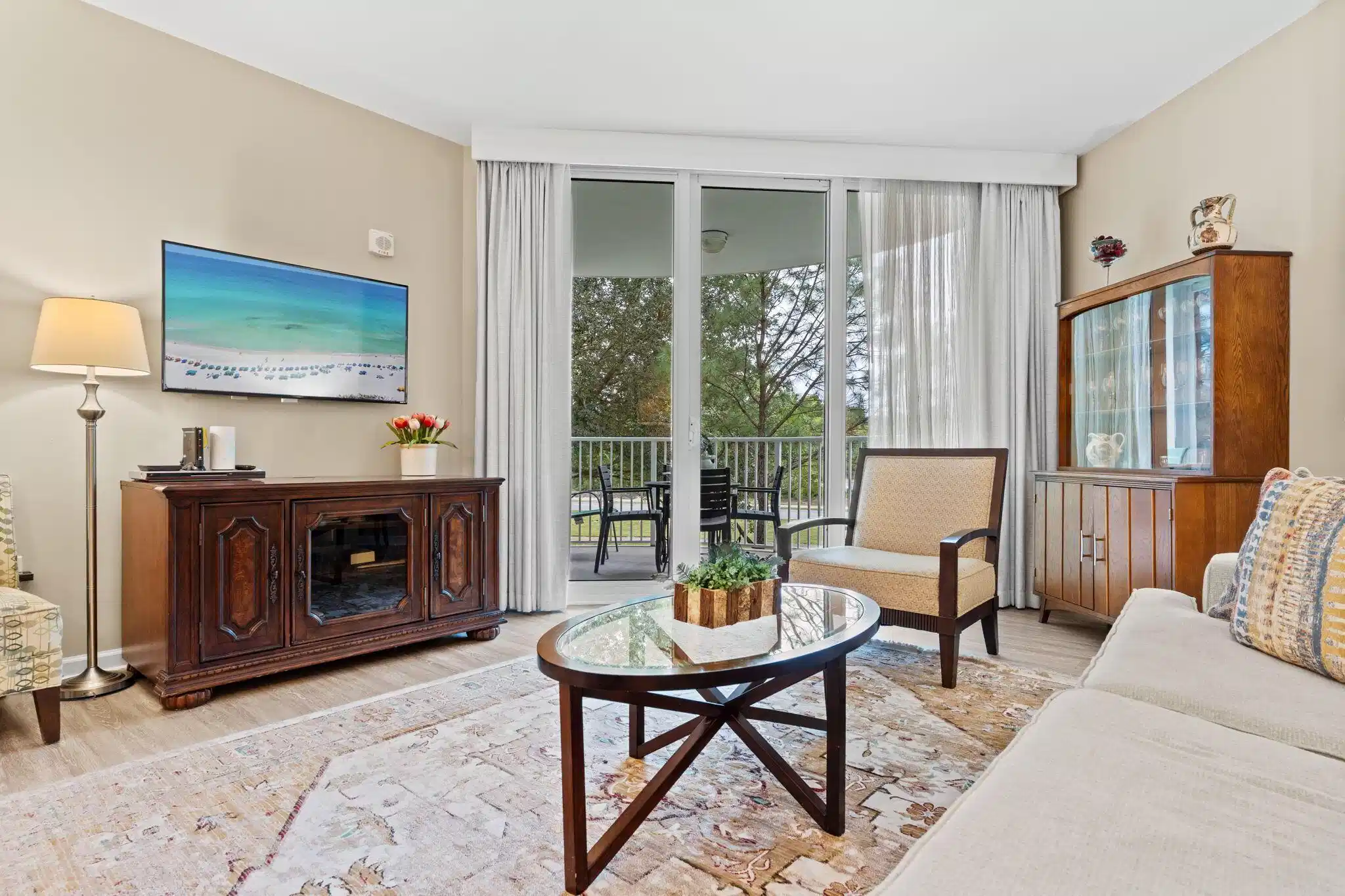 Image 1: Living Area with Natural Lighting