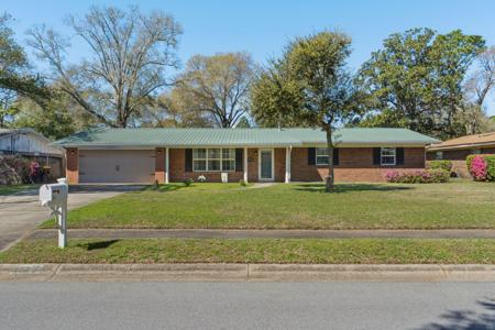 653 NE Golf Course Drive