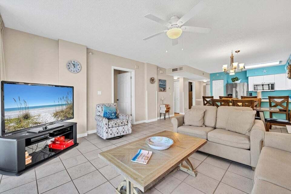 Image 4: Living Room