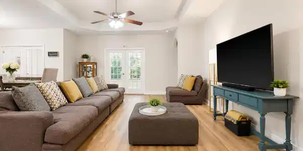 Image 4: 446 Mango Living Room
