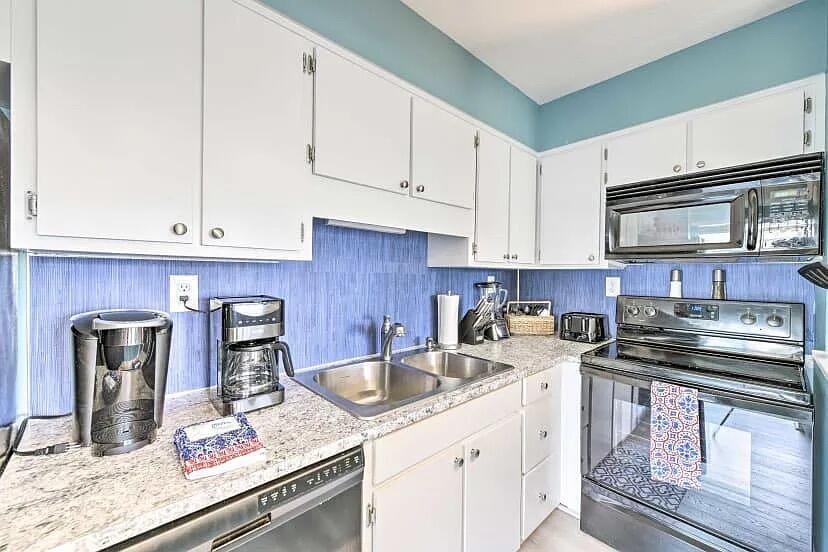 Image 4: Upgraded Kitchen