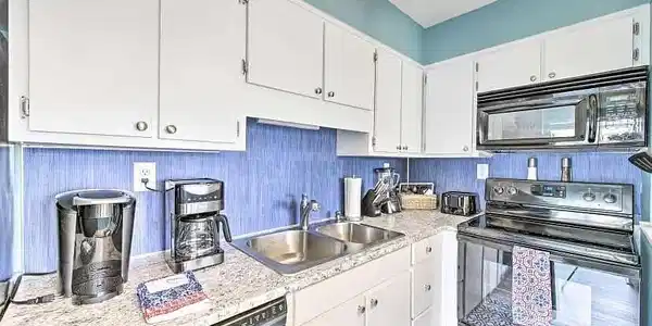 Image 4: Upgraded Kitchen