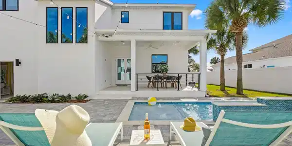 Image 2: Pool