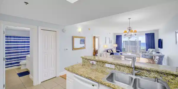 Image 4: Kitchen