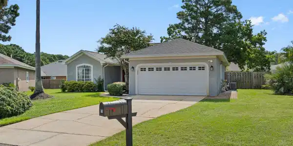 Image 3: Expansive Drive Way