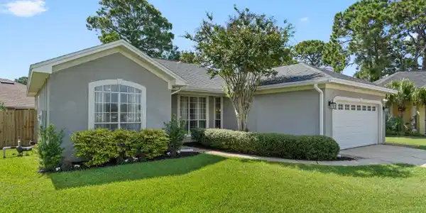 Image 4: Lush Landscaping