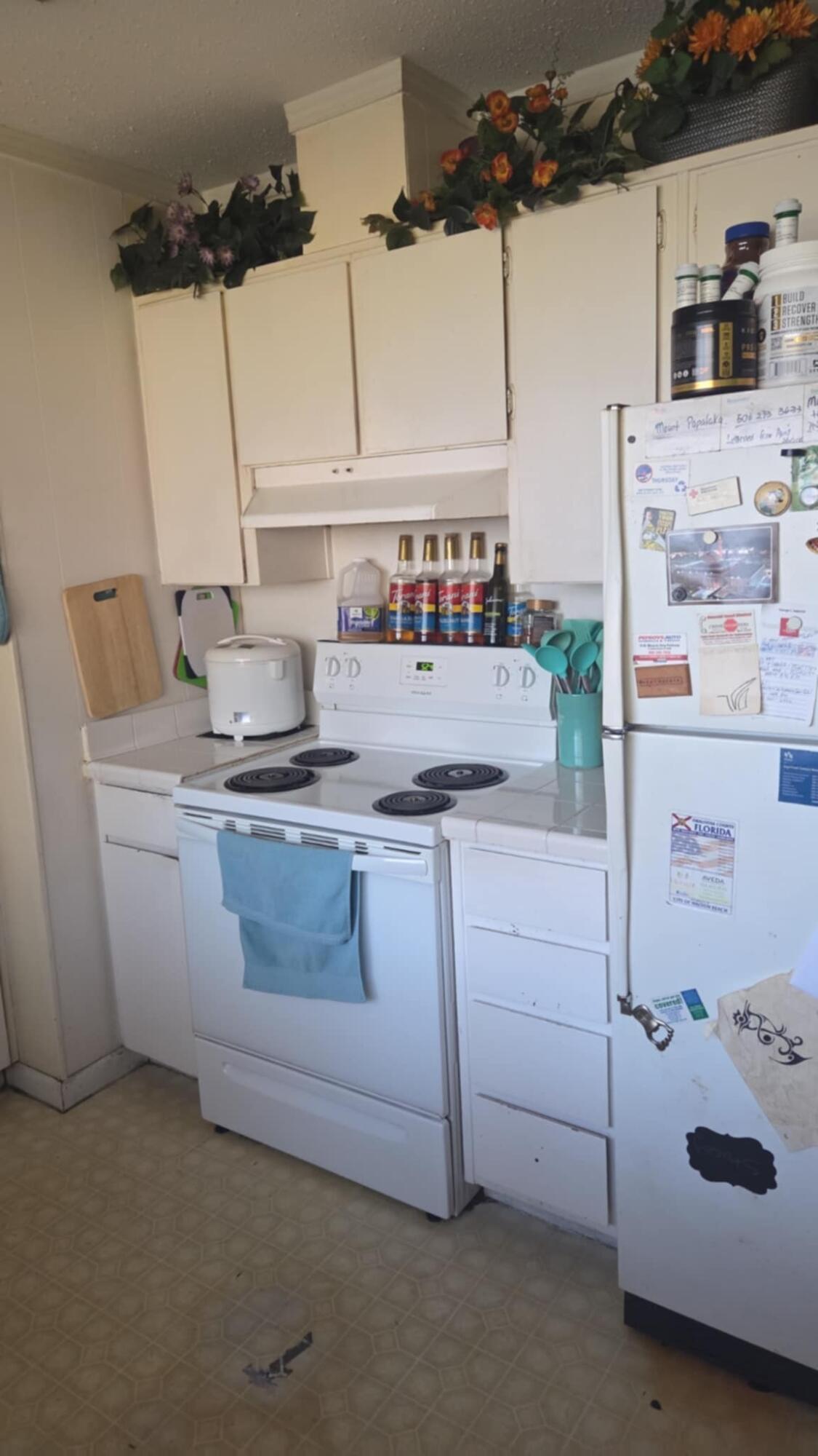 Image 4: KITCHEN 2