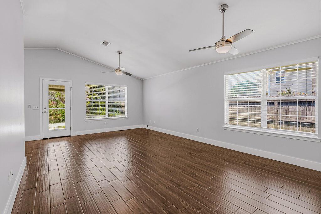 Image 4: Living Area