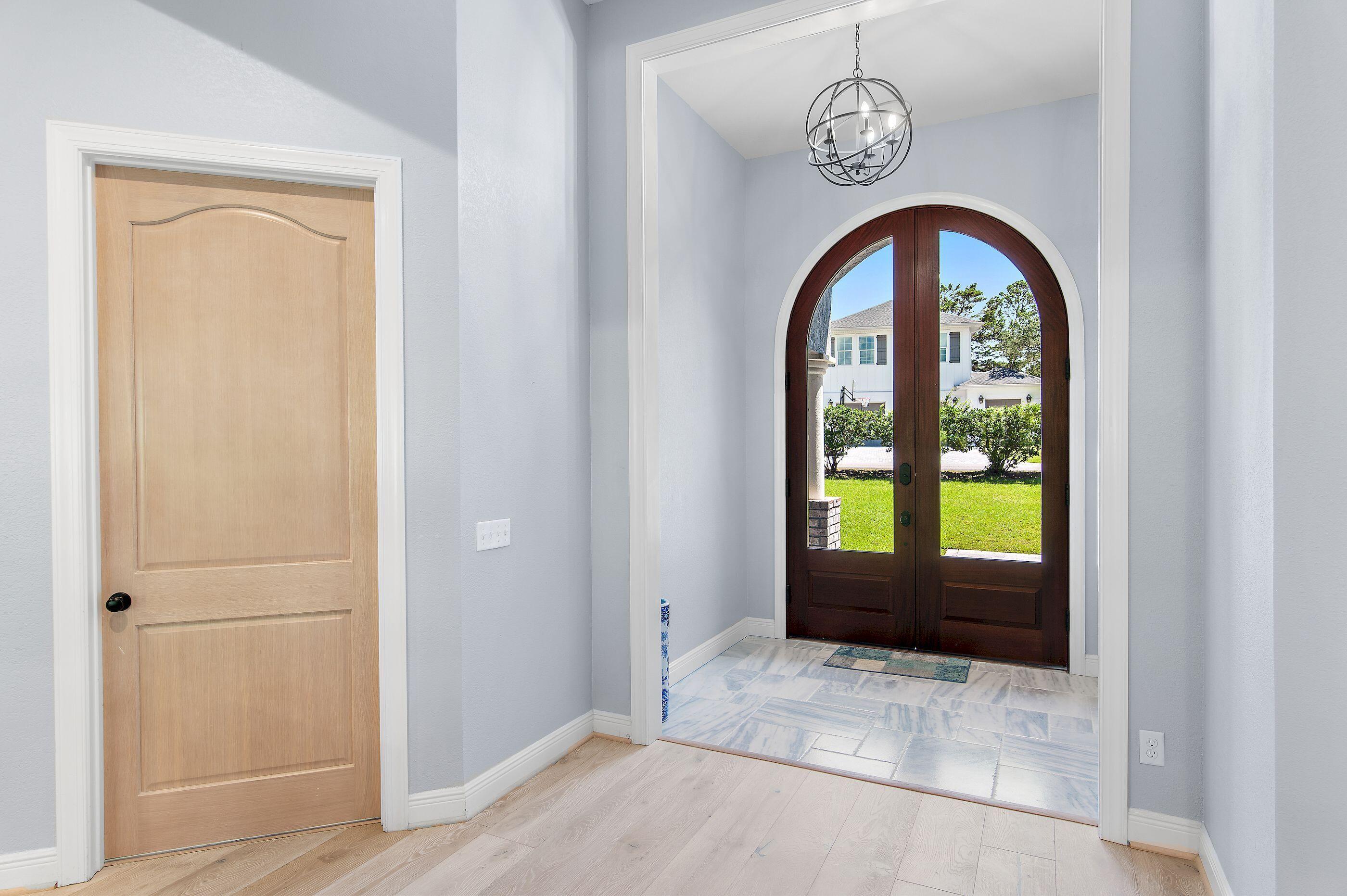 Image 4: 10' Mahogany entrydoors and foyer