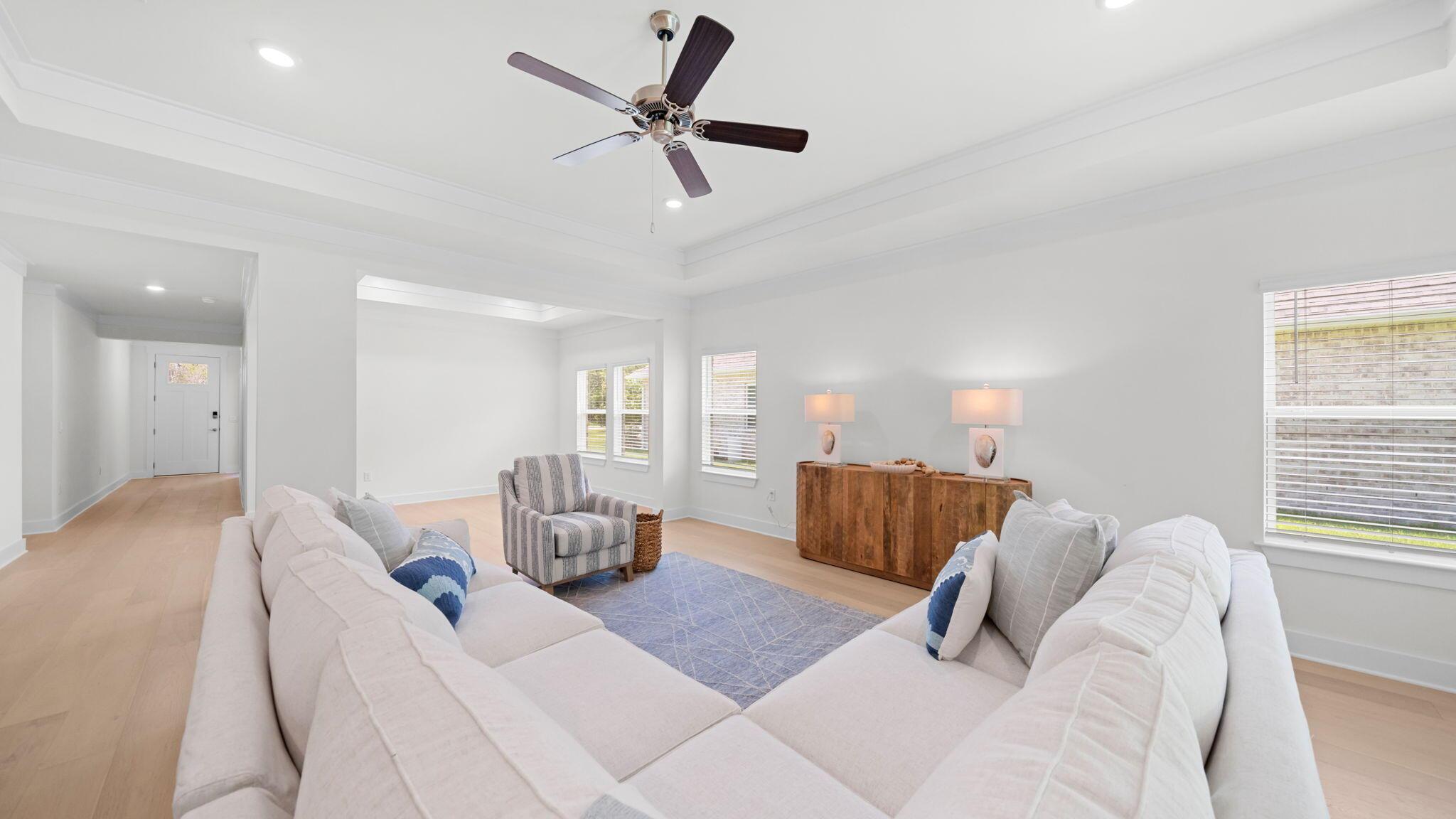 Image 4: Living Room