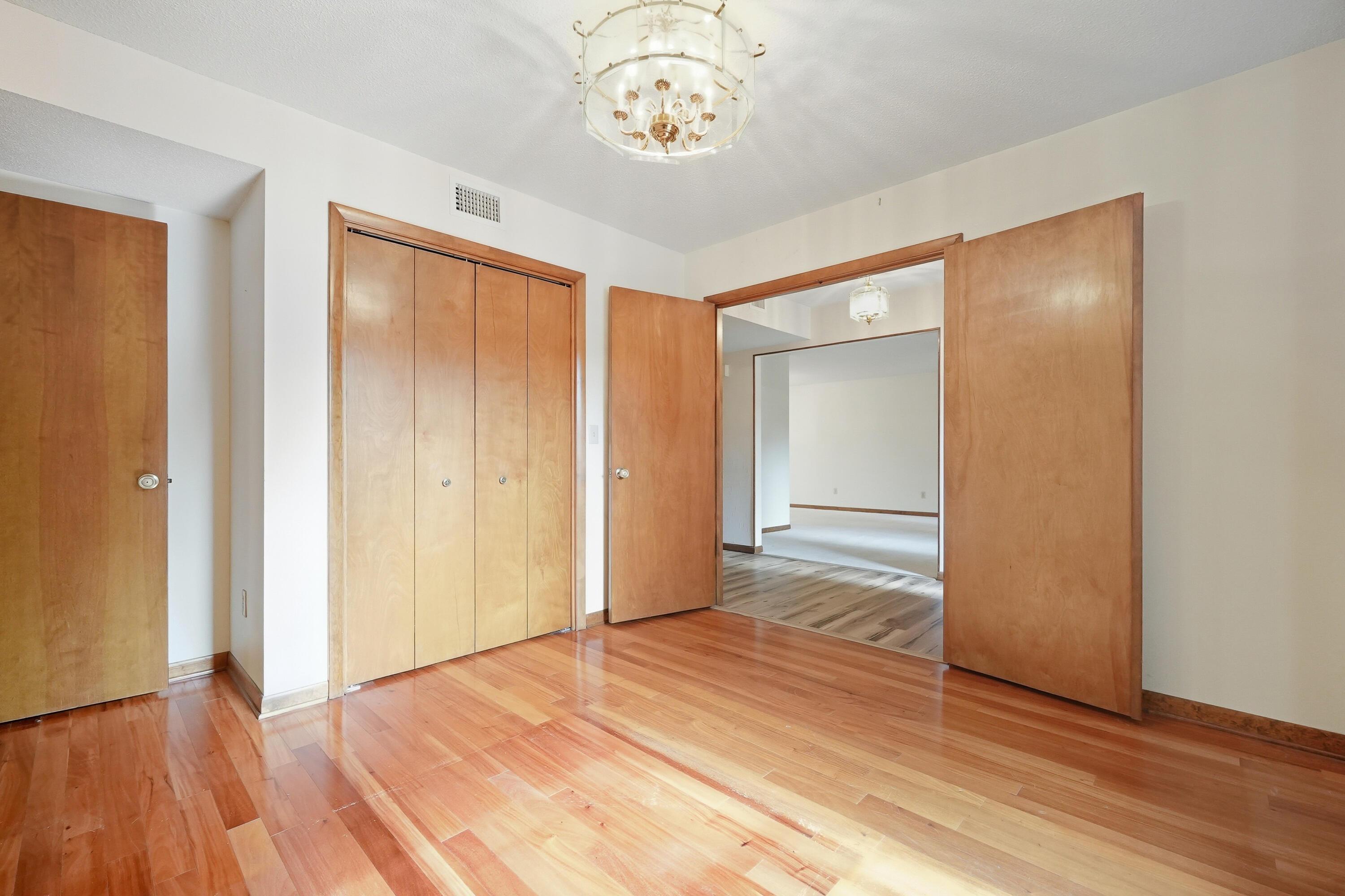 Image 3: 8 kristen cir-36