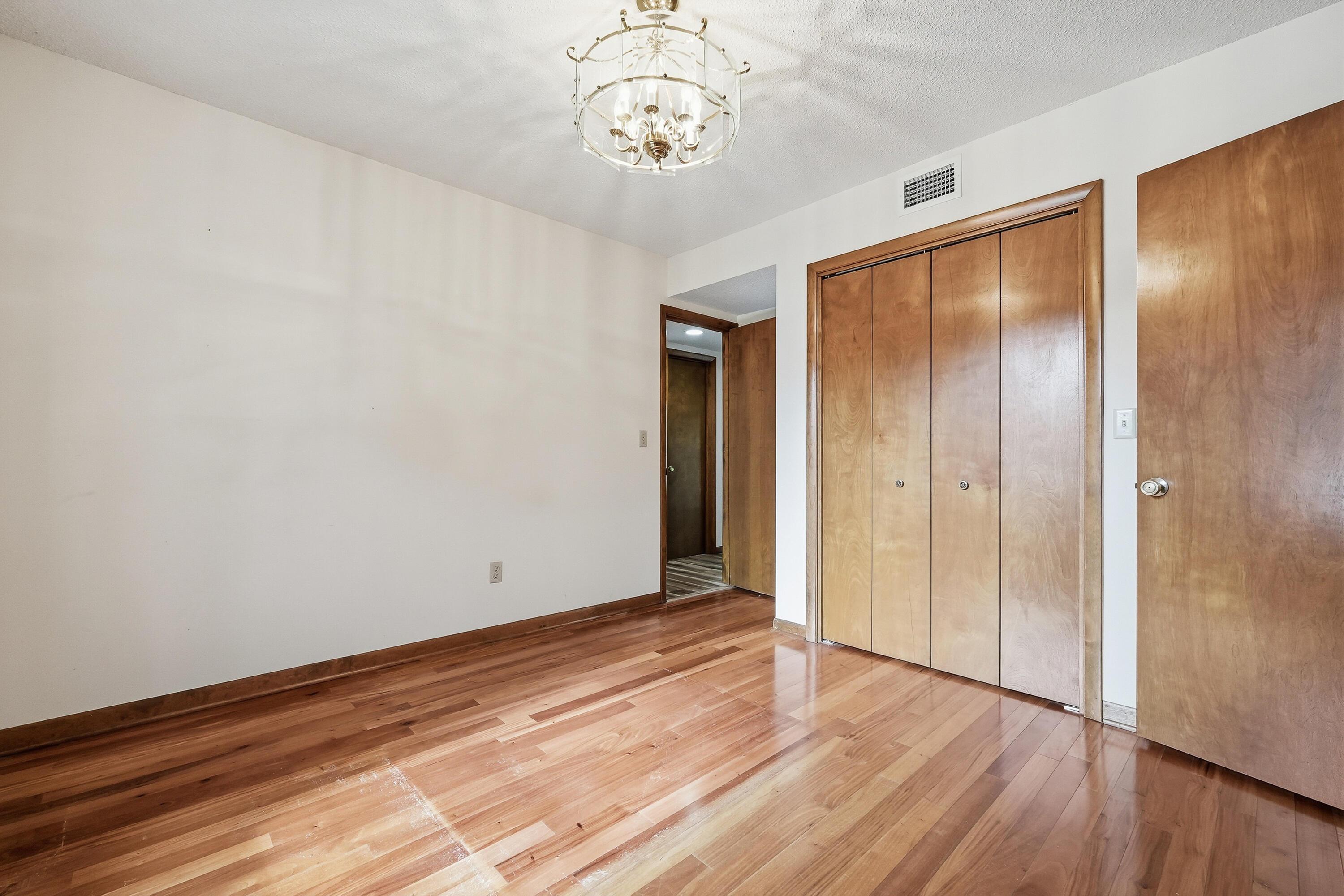 Image 4: 8 kristen cir-37