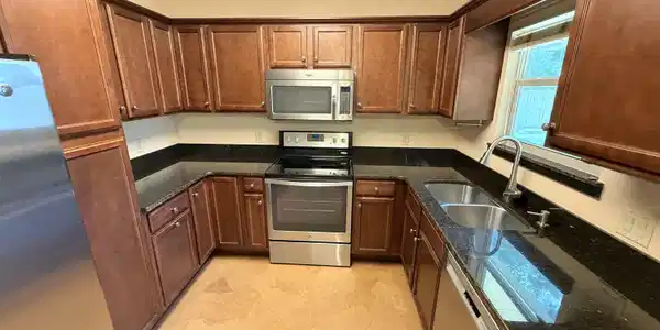 Image 2: Updated Kitchen With Granite!