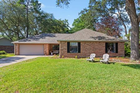 207 Oakwood Circle