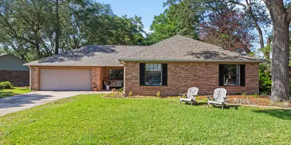 207 Oakwood Circle