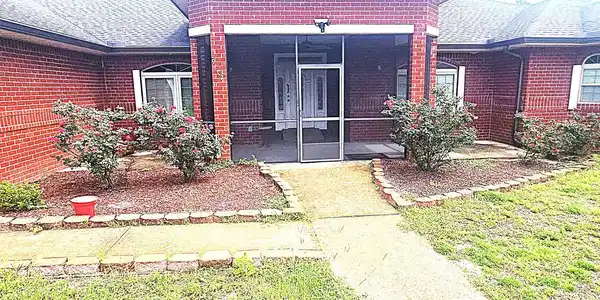 Image 3: 03_Entrance