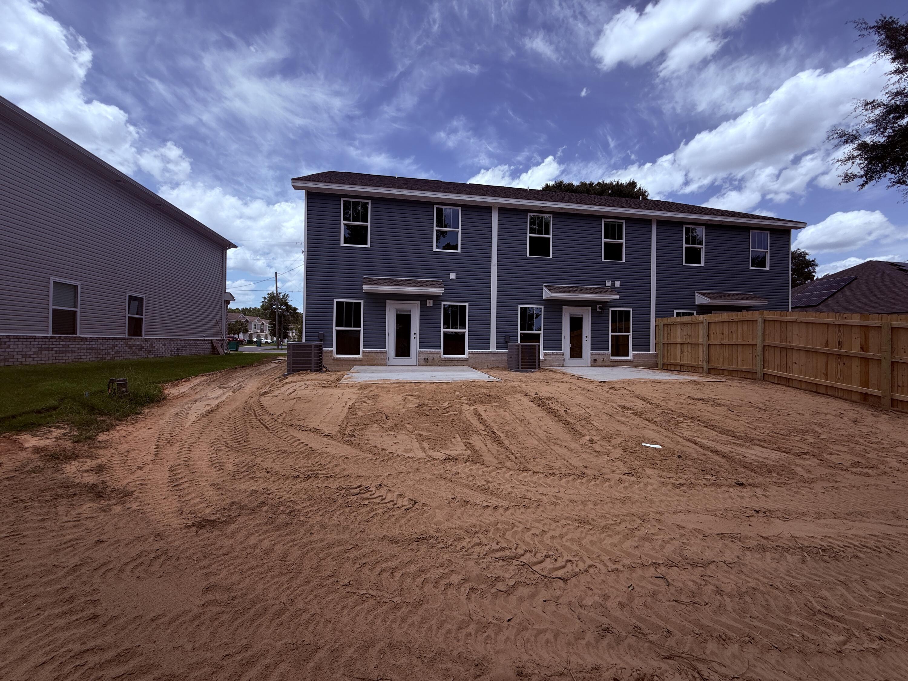 Image 4: LARGE FENCED YARD!
