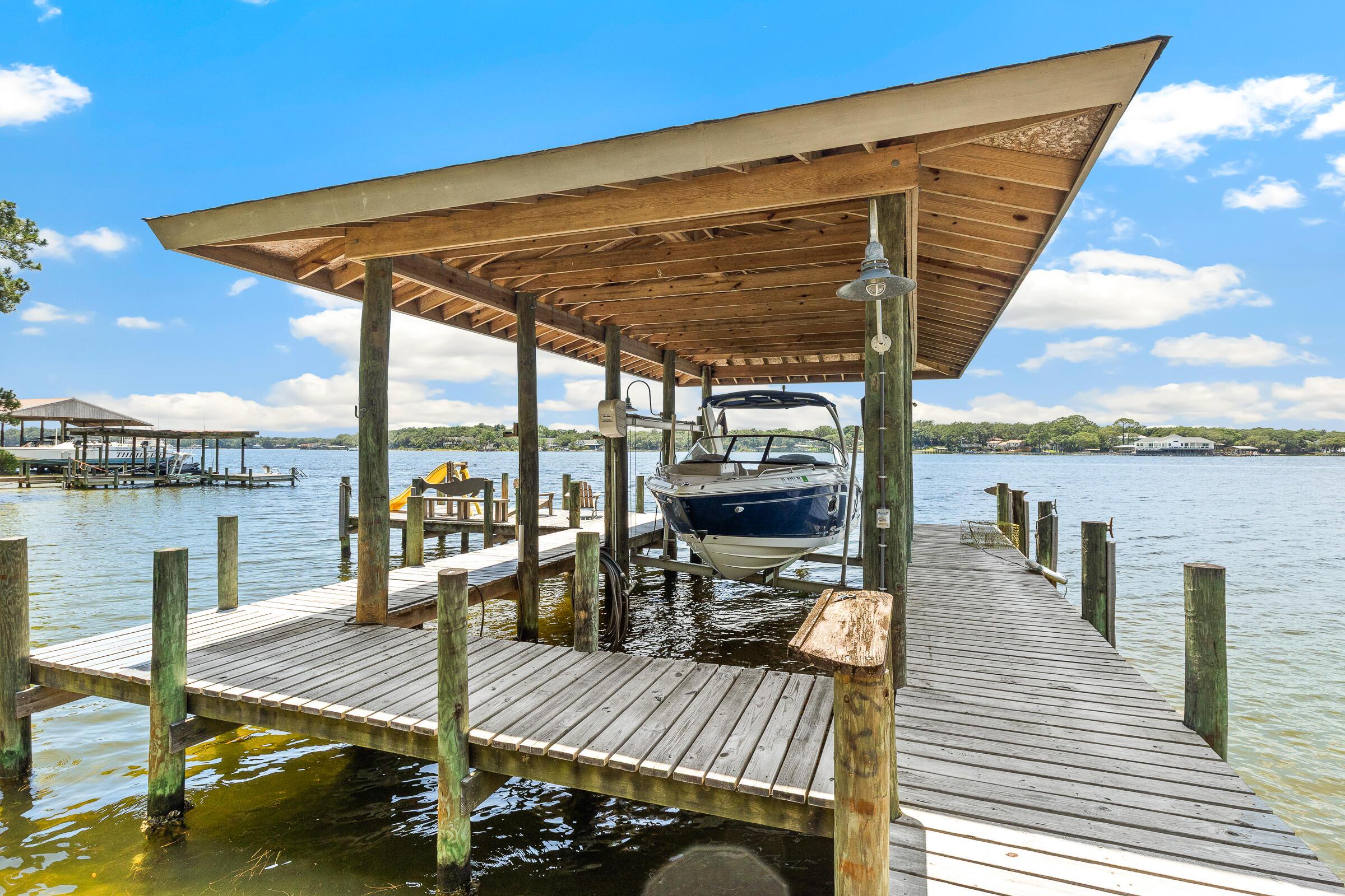 Image 3: Boat Lift