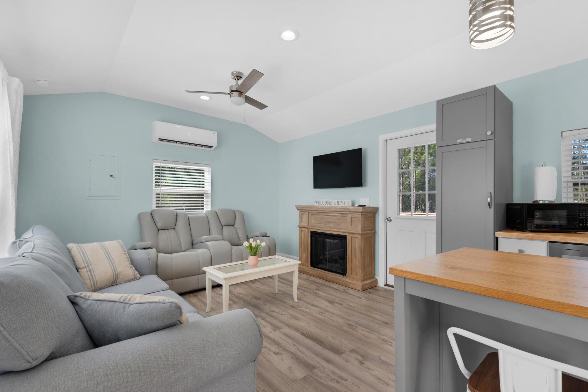Image 4: Living Room