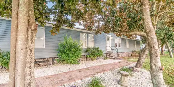 22121 Lakeview Drive