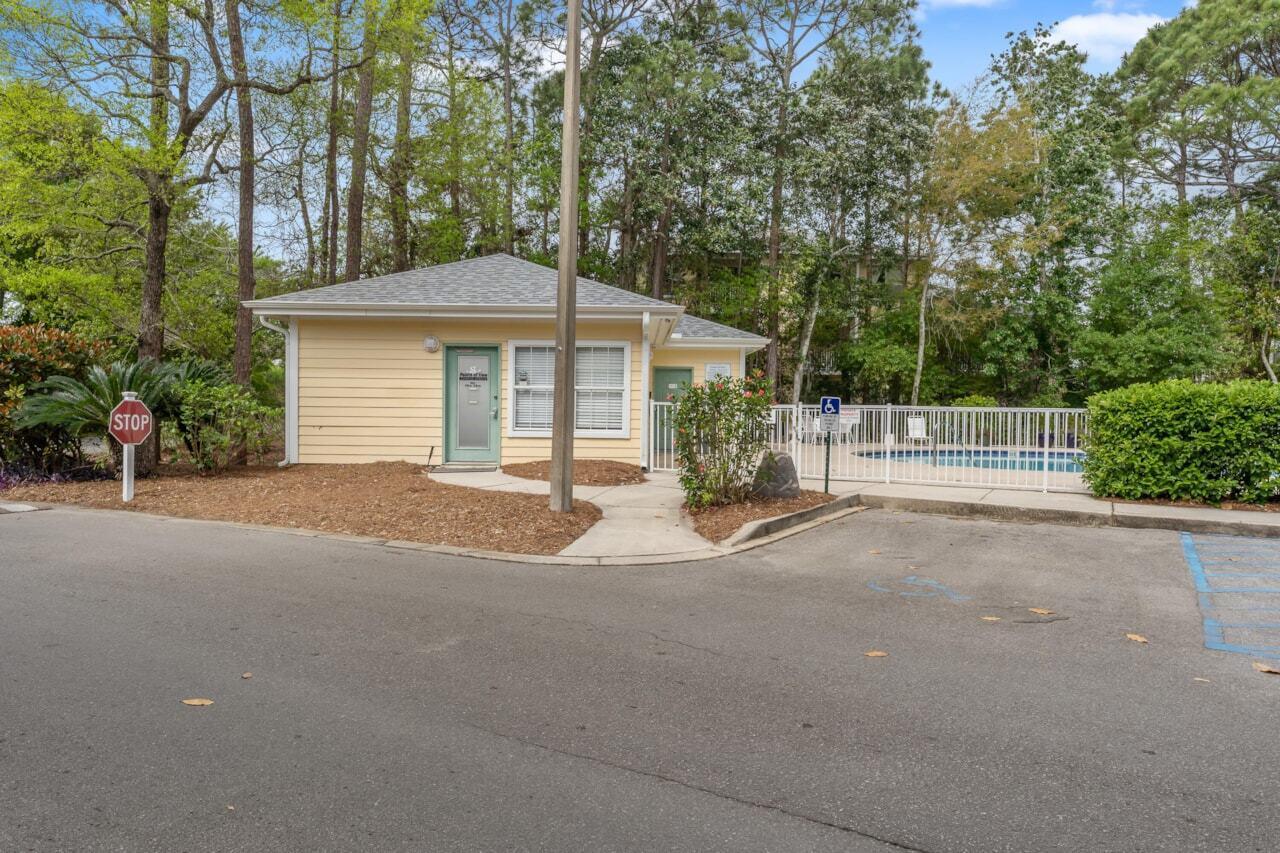 Image 4: pointe of view pool house