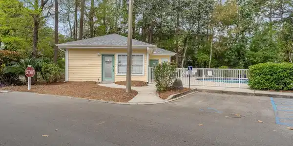 Image 4: pointe of view pool house