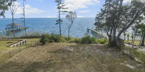Image 3: Level Lot