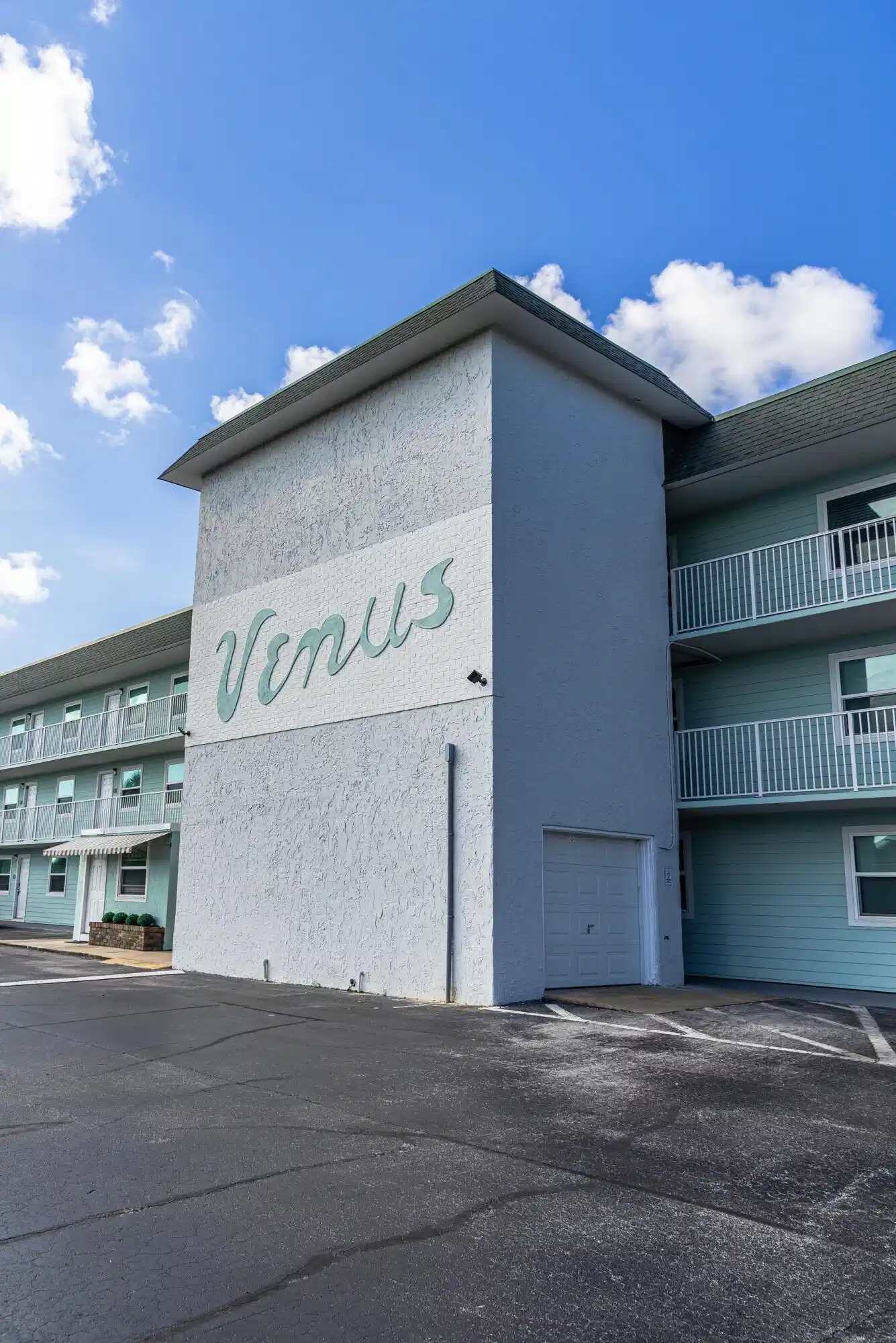 Image 1: 01 Venus Condos