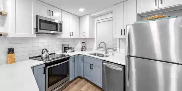 Image 4: Kitchen