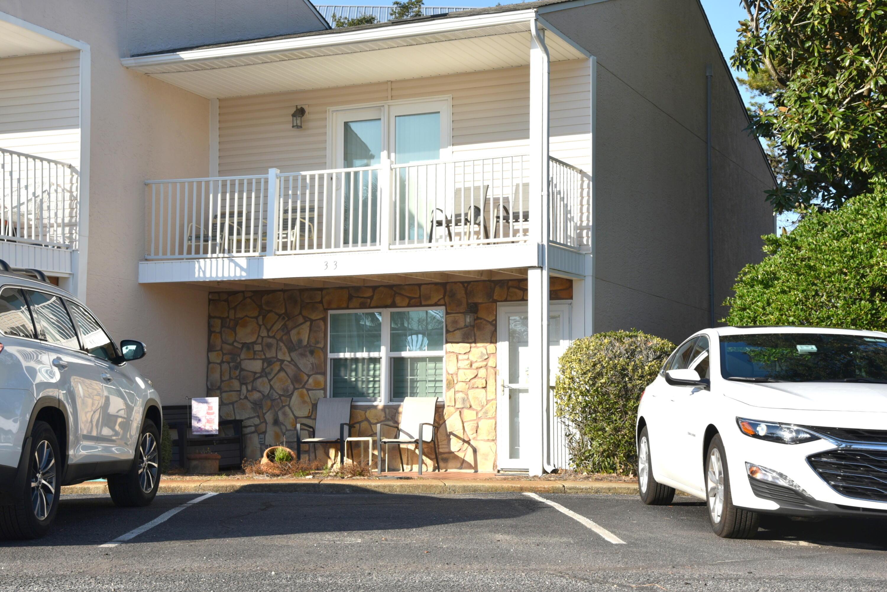 Image 4: Sunny Front Porch area and Balcony