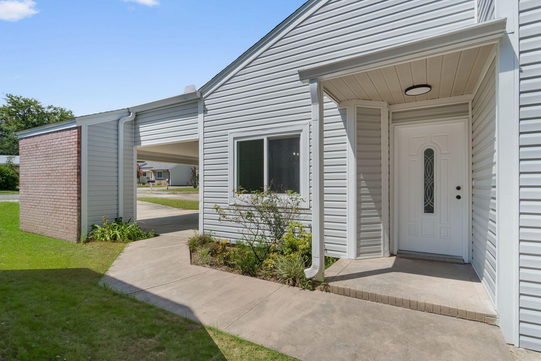 Image 4: Covered Entry Way