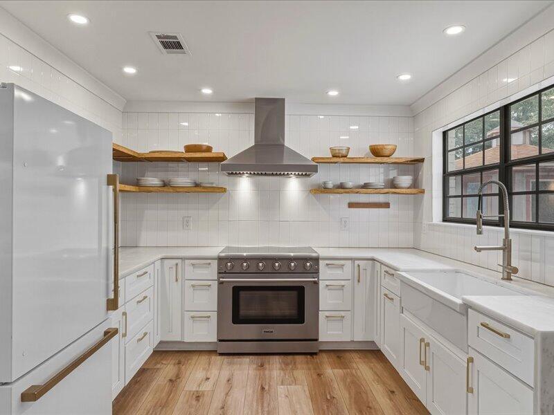 Image 3: 15-20260609 1918 Vizcaya Dr 051