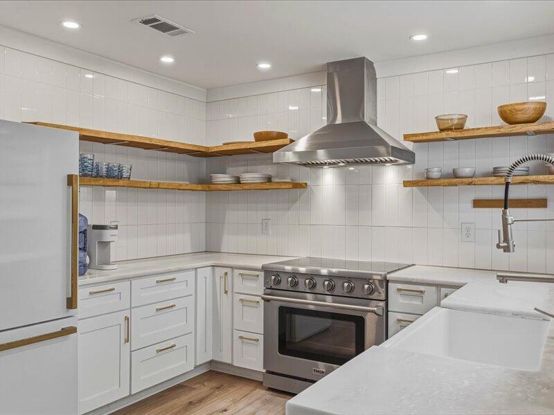 Image 4: 16-20260609 1918 Vizcaya Dr 056