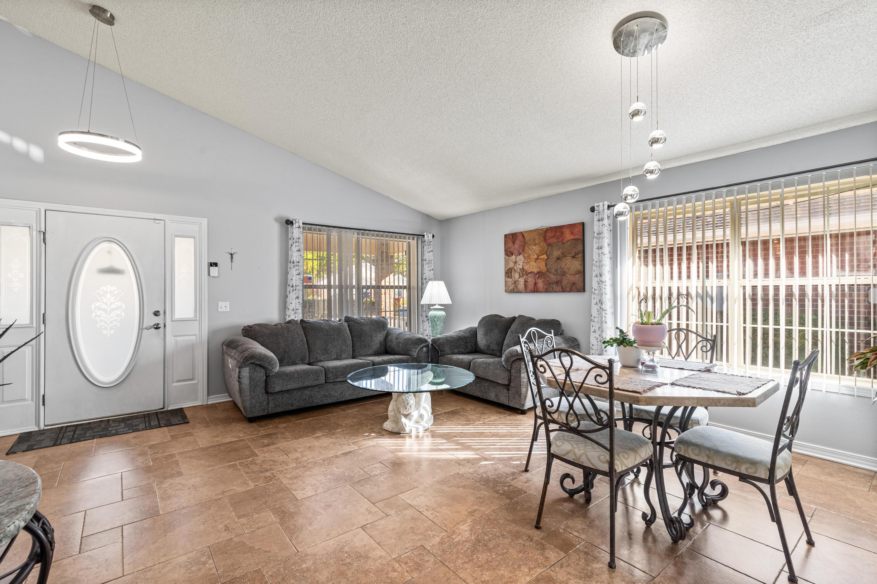 Image 4: Living/Dining Room 1