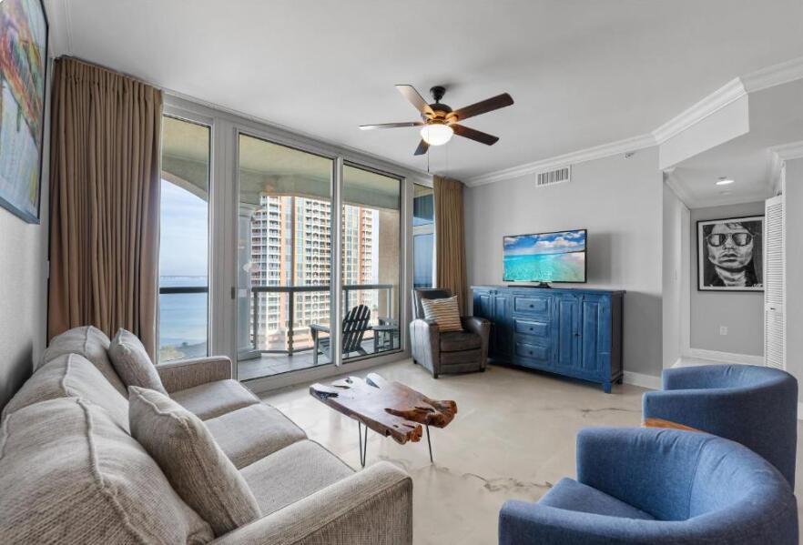 Image 3: Living room