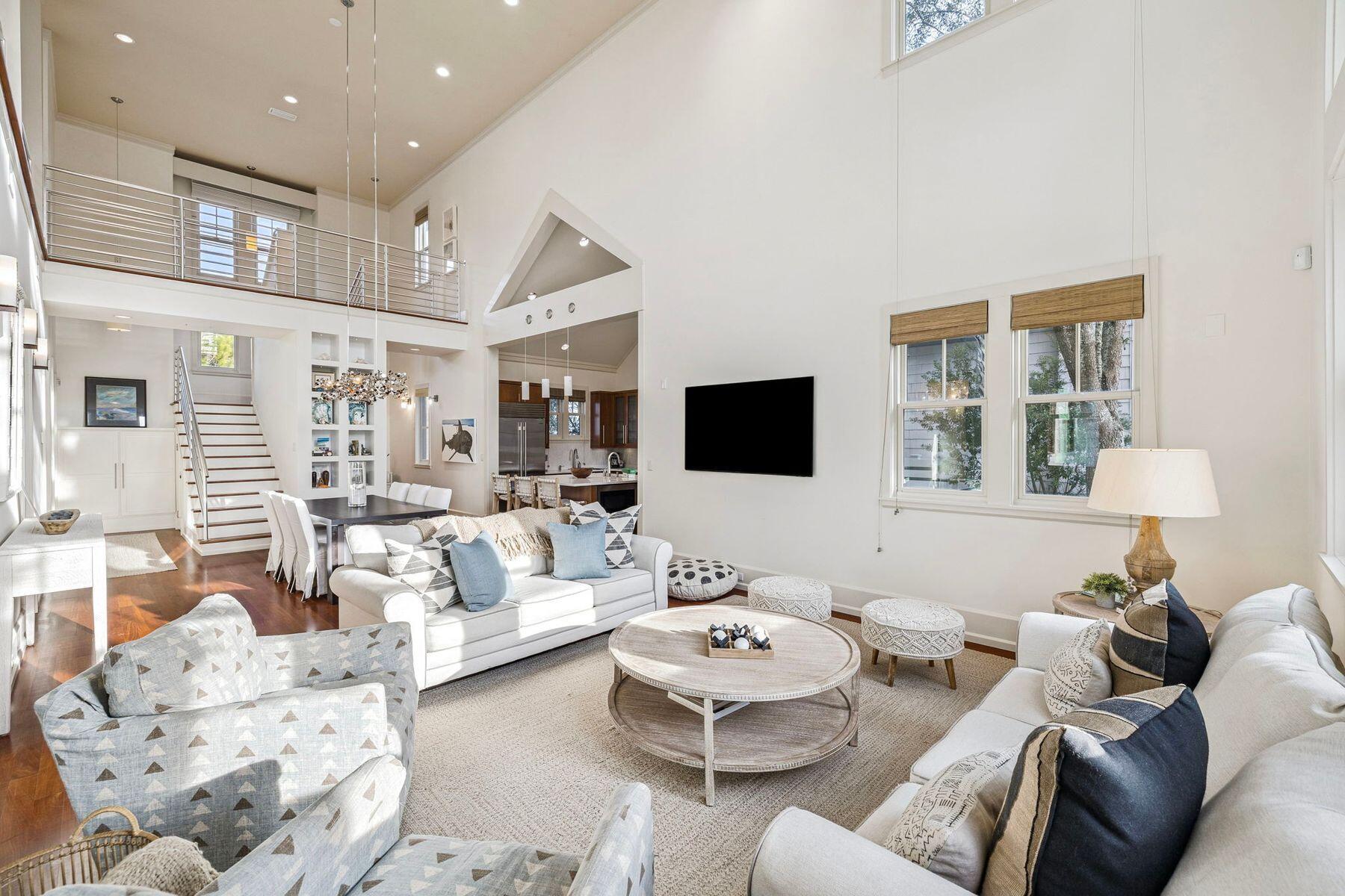 Image 4: Living view of stairwell