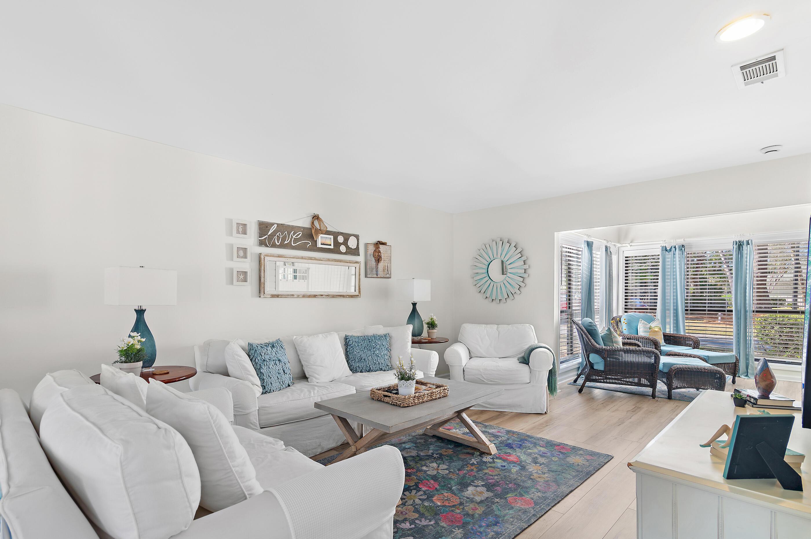 Image 4: Living area with sitting room