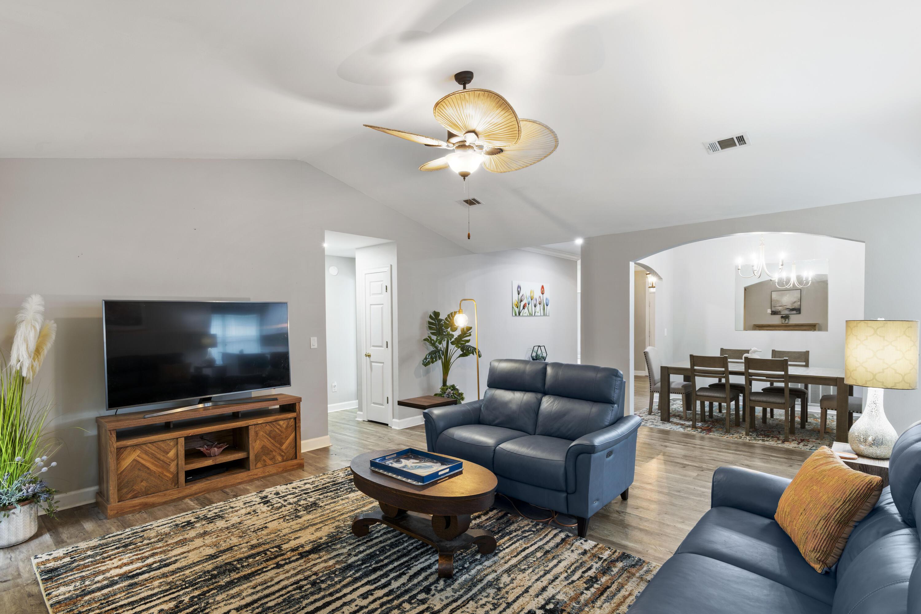 Image 3: Living Room 1