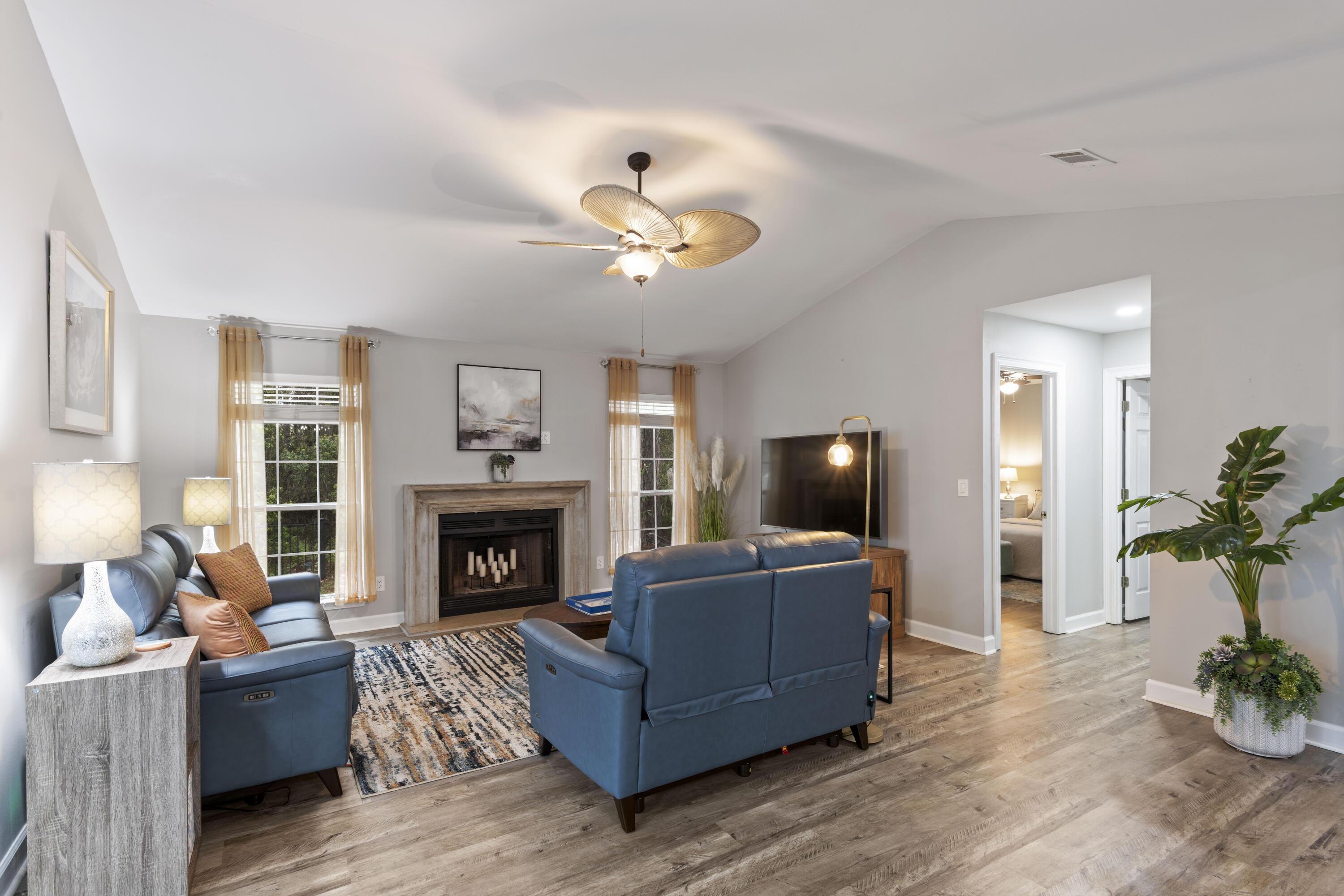 Image 4: Living room 5
