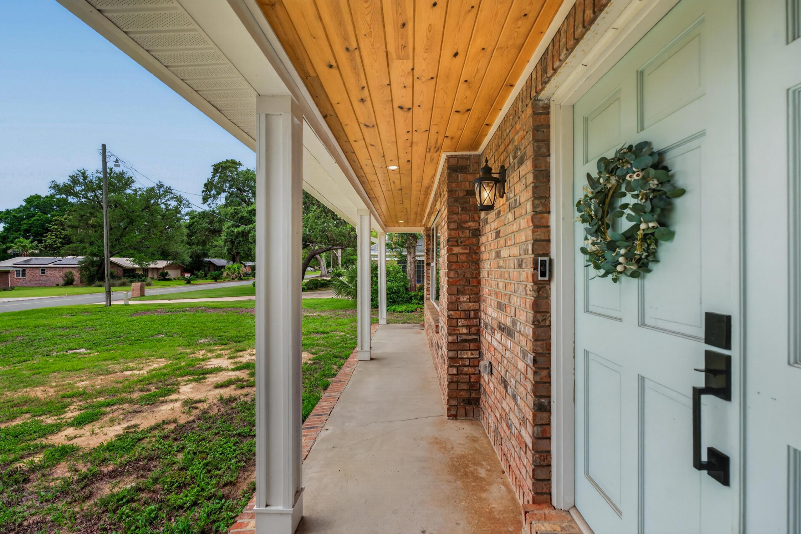 Image 4: 007_152 Country Club-6