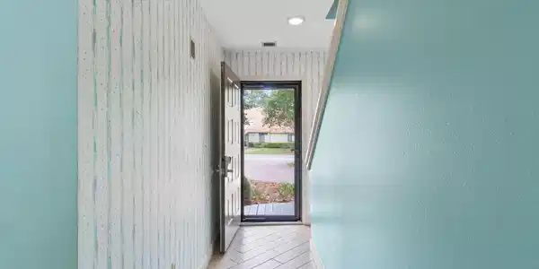 Image 4: Entrance Leading in