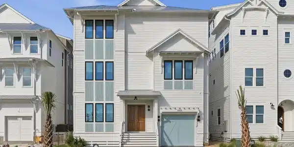 Image 2: 5935 Gulf Drive